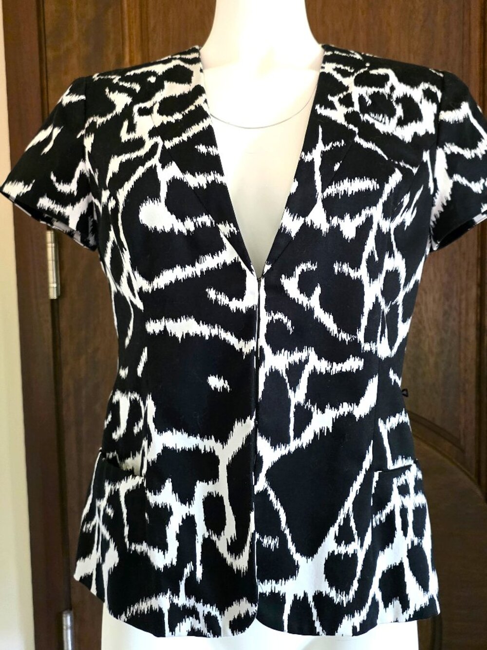 Jones Wear Stretch Size 8 Black & White Ikat Short Sleeve Jacket with Pockets